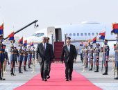 الرئيس السيسي يستقبل رئيس مجلس السيادة الانتقالى السودانى بمطار القاهرة 