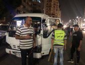 رئيس حى الدقى يشن حملة لضبط سيارات السرفيس المخالفة بالتحميل