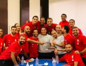 لاعبو منتخب الشاطئية يحتفلون بعيد ميلاد مصطفى لطفى المدير الفنى