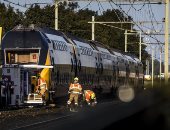 انحراف قطار بهولندا عن السكة الحديد على متنه 250 راكبا 