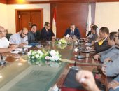 محافظ سوهاج يبحث الموقف التنفيذي لمشروعات تطوير المستشفيات العامة والمركزية