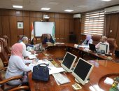 محافظ المنيا يواصل دراسة المشروعات المتقدمة للمبادرة الوطنية للمشروعات الخضراء الذكية