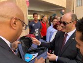 "تعليم الإسكندرية" توزع حقائب وأدوات مدرسية لذوى الهمم 