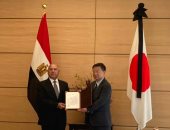 وزير النقل يسلم رسالة من الرئيس السيسى لرئيس الوزراء اليابانى