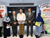 محافظ أسوان يسلم 27 شيكاً للعمالة غير المنتظمة ضمن "حياة كريمة".. صور