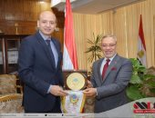 رئيس جامعة طنطا يكرم الدكتور السيد سامى لحصوله على وسام الرياضة من الطبقة الأولى