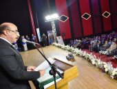 محافظ أسوان يكرم 236 خريجا من النقابات المهنية
