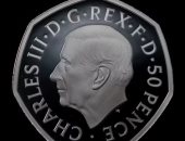 الملك تشارلز الثالث بدون تاج فى صورته على العملة المعدنية مثل جده جورج السادس