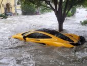صاحبها قلبه اتكسر.. سيارة جديدة بمليون دولار تغرق فى مياه إعصار إيان.. صور