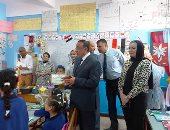 انتظام الدراسة بنظام الفترتين في الإسكندرية.. الفصول تستقبل الطلاب بالبالونات والهدايا والأغنيات الوطنية.. الحصة الأولى تناولت انتصارات أكتوبر بعنوان "وطنى مصر".. والمحافظ يؤكد: إنشاء 38 مدرسة جديدة.. صور