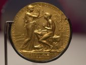 "أعلى وسام" ميدالية جائزة نوبل للآداب.. من يصنعها وماذا يوجد عليها؟