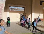 المئات من طلاب بورسعيد ينتظمون فى أول أيام العام الدراسي الجديد.. صور