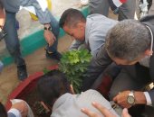 محافظ الغربية يشارك الطلاب زراعة أول شجرة فى المدارس ضمن مبادرة 100 مليون شجرة