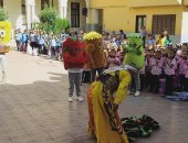 تنورة وعرائس وعروض رياضية بأول أيام العام الدراسي الجديد بمدارس الأقصر.. صور وفيديو