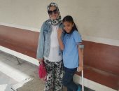 بالعكاز.. طالبة تحرص على التواجد بالمدرسة في أول أيام العام ببورسعيد (فيديو)