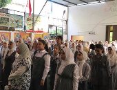 جرس الحصة ضرب.. انطلاق الدراسة جزئيا بالمحافظات.. الشرطة المدرسية تؤدى تحية العلم ومحافظ الغربية يشرح للطلاب مبادرة حياة كريمة..  وفصول طنطا تتزين بالبالونات لاستقبال الطلاب.. وتنورة وعرائس بالأقصر.. فيديو وصور