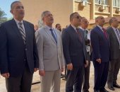 رئيس جامعة الإسكندرية يقود تحية العلم فى أول يوم بالعام الدراسى الجديد.. صور 