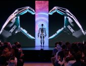 إيلون ماسك يعرض الروبوت الشهير "أوبتيموس" الشبيه بالإنسان