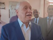 محافظ الأقصر يتفقد بدء العام الدراسى الجديد.. ويؤكد على تسليم الكتب للتلاميذ