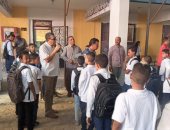 بدء الدراسة بيوم تعريفى لطلاب الصفوف الأولى بمدارس أسوان.. صور