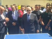 رئيس جامعة القاهرة يشارك الطلاب مباراة تنس طاولة فى أول يوم دراسى.. صور