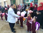 توزيع بالونات وهدايا على الطلاب فى أول يوم دراسى بمدارس أسوان.. صور
