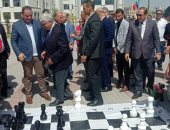 طالبة بجامعة بنها الأهلية بالعبور تهدى وزير التعليم العالي بورتريه.. صور