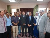 أساتذة وطلاب جامعة الفيوم يحيون العلم احتفالا ببدء العام الدراسى الجديد