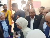 وزير التعليم لطالبة تصنع مشغولات يدوية ببنى سويف: "تعرفى تعمل غرزة بالخيط".. فيديو