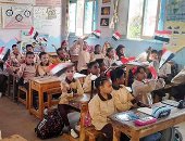 "أعلام مصر" تزين الفصول فى أول يوم دراسى بمدارس أسوان.. فيديو وصور