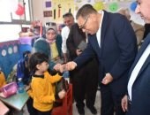 تحيا جمهورية مصر العربية .. المحافظون ووكلاء مديريات التعليم يشاركون الطلاب أداء تحية العلم.. كلمة عن ذكرى نصر أكتوبر فى الإذاعة المدرسية بالشرقية.. وأعلام مصر تزين الفصول بمدارس أسوان.. فيديو وصور