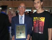رئيس جامعة الإسكندرية يكرم أكبر طالب بكلية الحقوق: نموذج يستحق التكريم 