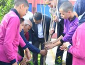 محافظ الغربية يشارك الأطفال زراعة شجرة بإحدى مدارس قرى حياة كريمة في زفتى