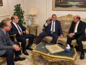 وزير التنمية المحلية يصل أسوان للمشاركة فى مؤتمر مدن التعلم وتفقد المشروعات التنموية