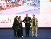 الرئيس السيسي بالندوة التثقيفية: المصريون سيتجاوزون الظروف الصعبة بفضل الله.. لا نعادى أحدا لأن العدو الحقيقى هو الفقر والجهل والتخلف.. ونسعى لبناء وتنمية وتعمير وتغيير حياة الناس للأفضل بعيدا عن ألاعيب السياسة