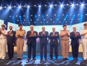الرئيس السيسي وقيادات الجيش يلتقطون صورة تذكارية مع أبطال "معركة أبو عطوة" 