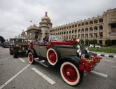 شوارع الهند تتزين برالى السيارات القديمة فى الذكرى الــ 153 لميلاد غاندى 