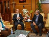 جامعة أسيوط تُعلن دعم الأبحاث العملية فى مجلات التنمية المستدامة