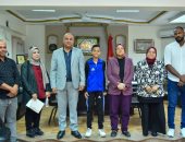 "تعليم بورسعيد" تكرم طالبا بالمرحلة الإعدادية لأمانته