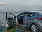 سقوط سيارة بمياه ملاحات بور فؤاد فى بورسعيد بعد اصطدامها بعامود إنارة