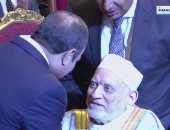 الرئيس السيسي يكرم الدكتور أحمد عمر هاشم رئيس جامعة الأزهر الأسبق 