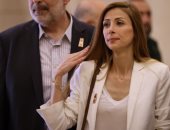 نائبة لبنانية ترفض الخروج من أحد البنوك قبل صرف جزء من وديعتها لإجراء جراحة
