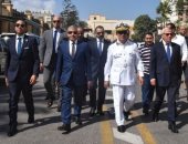 محافظ بورسعيد يضع إكليلا من الزهور على النصب التذكارى احتفالا بنصر أكتوبر