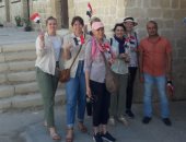 توزيع علم مصر على زوار قلعة قايتباى بالإسكندرية احتفالا بنصر أكتوبر