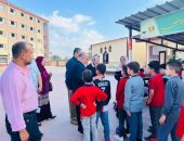 وكيل "تعليم دميـاط" يشارك الطلاب لعبة كرة القدم أثناء النشاط الرياضى