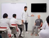 وزير التعليم العالى يستعرض تقريرًا حول مشروعات الوزارة القومية فى سيناء