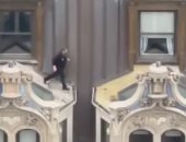 مشهد سيما ولا "باركور"؟ مقطع فيديو غامض لرجل يقفز عبر سطح مبنى شاهق
