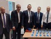 ضبط راكبة أجنبية بمطار القاهرة حاولت تهريب هواتف محمولة