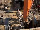 بعد انقطاع المياه عن 7 أحياء 15 ساعة.. شاهد أعمال إصلاحات خط المياه الجديد بالجيزة