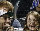 إيما ستون بصحبة زوجها أثناء حضور إحدى مباريات البيسبول